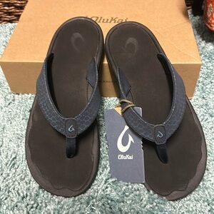 New Olukai flip flops navy